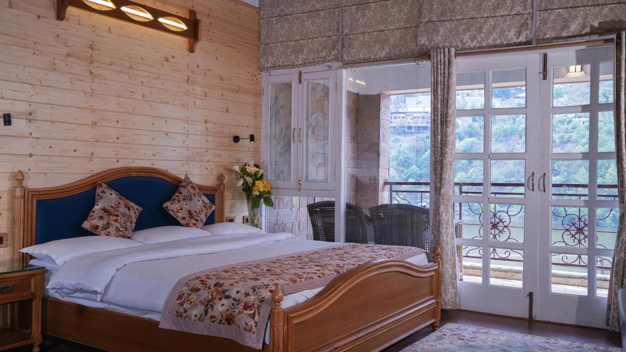 Neelesh Inn- A Luxury Lake View Hotel- 20 Kms From Nainital Bhīm Tāl Esterno foto