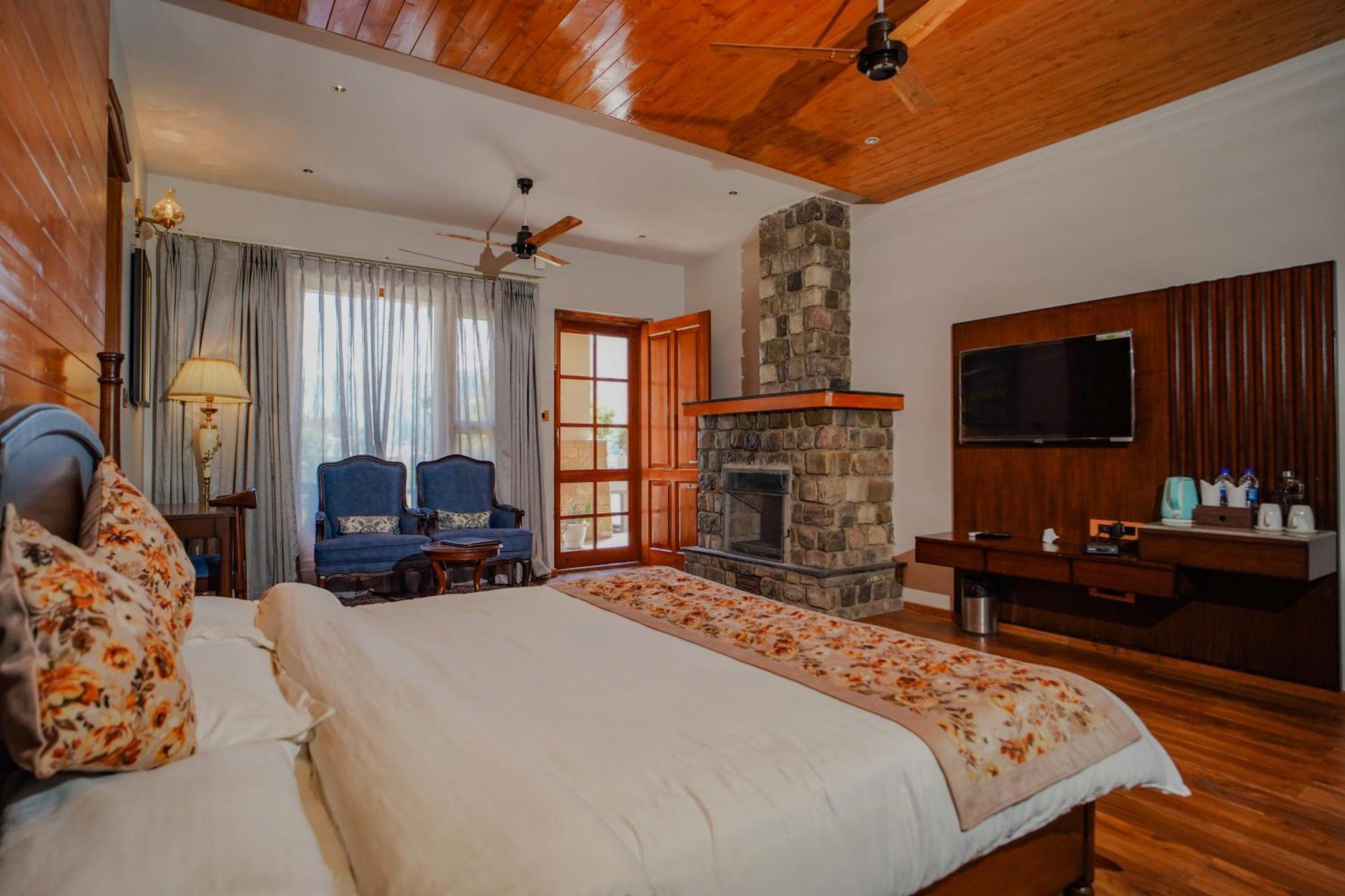 Neelesh Inn- A Luxury Lake View Hotel- 20 Kms From Nainital Bhīm Tāl Esterno foto
