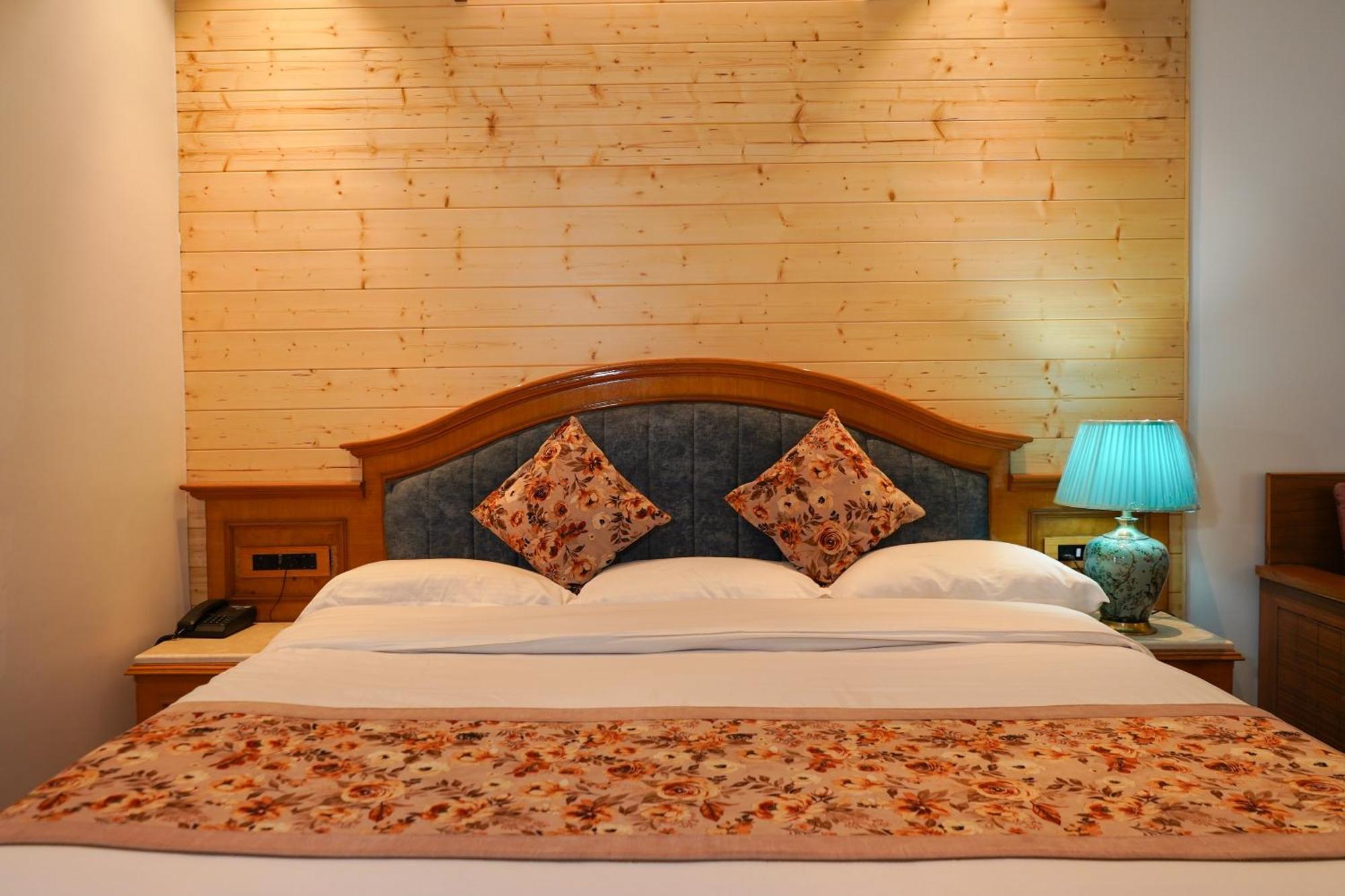 Neelesh Inn- A Luxury Lake View Hotel- 20 Kms From Nainital Bhīm Tāl Esterno foto